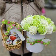 Мыльные розы в цилиндре + корзина с Киндерами «Дуэт»
